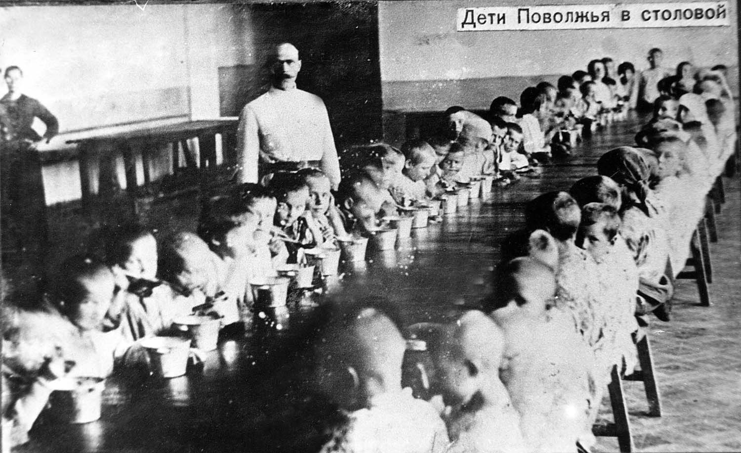 Голод 20 годов. Голод 1921 года Оренбург. Голодающим Поволжья 1922г.