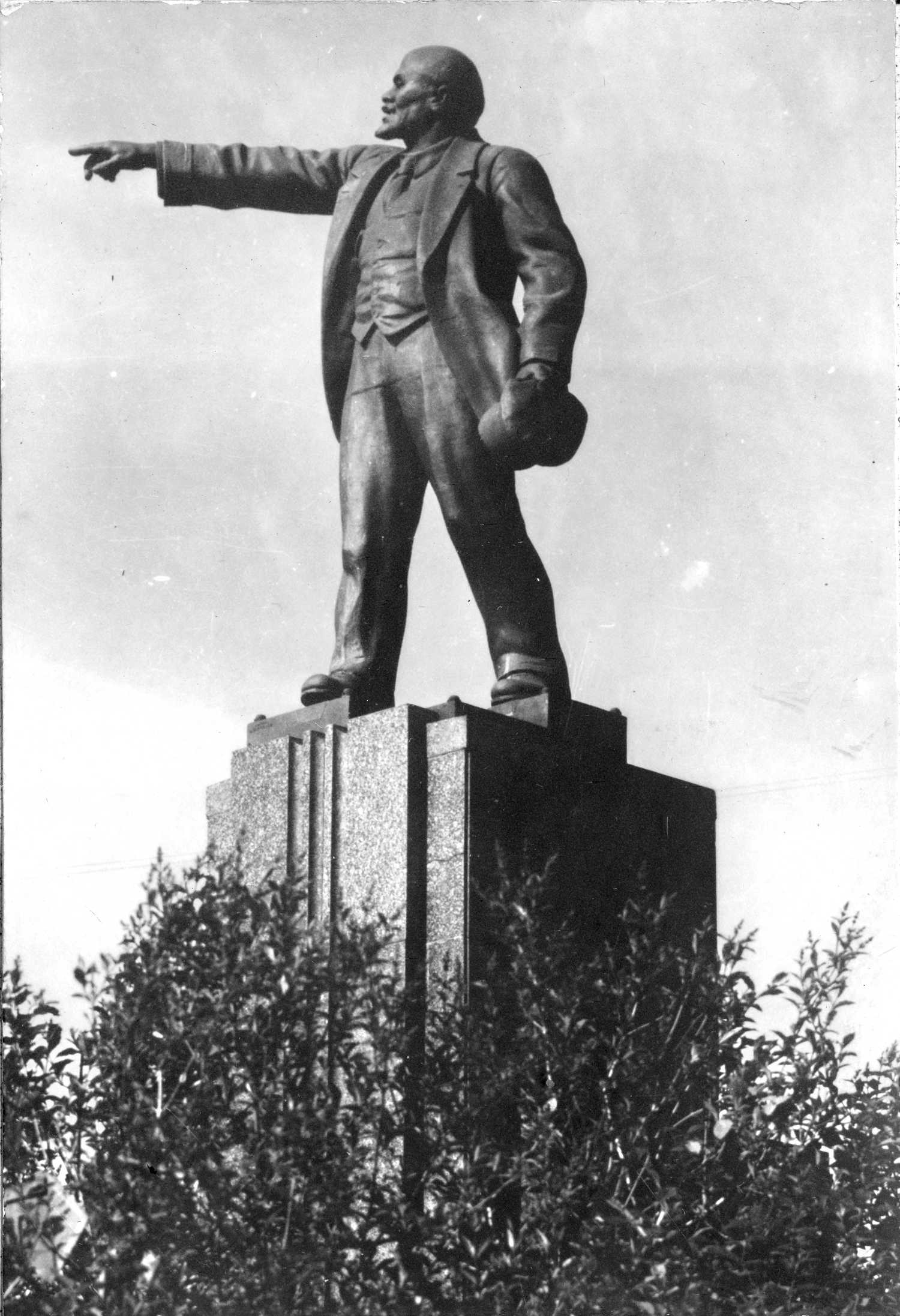 Как нарисовать статую ленина